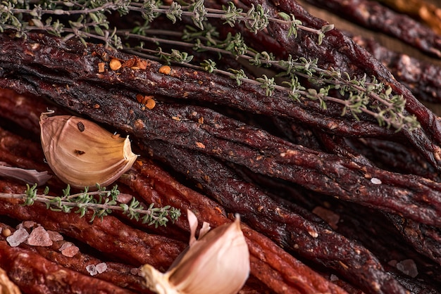 Porc et boeuf séché sur une surface en bois