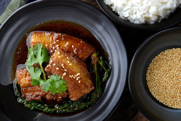 Porc chinois cuit à la vapeur.