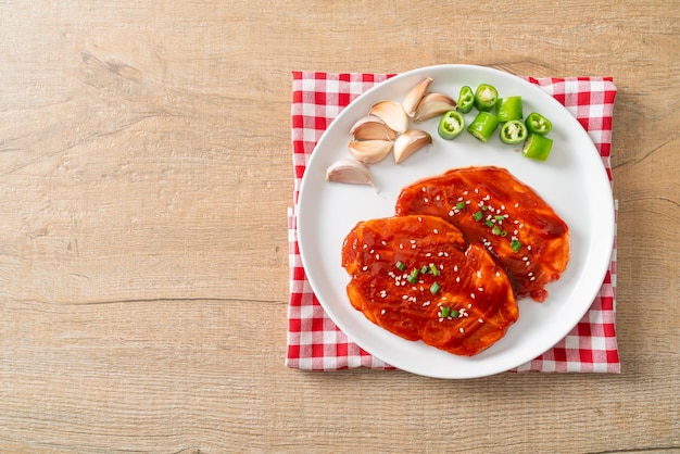 Porc coréen mariné ou porc frais cru mariné avec de la pâte épicée coréenne pour griller à la coréenne