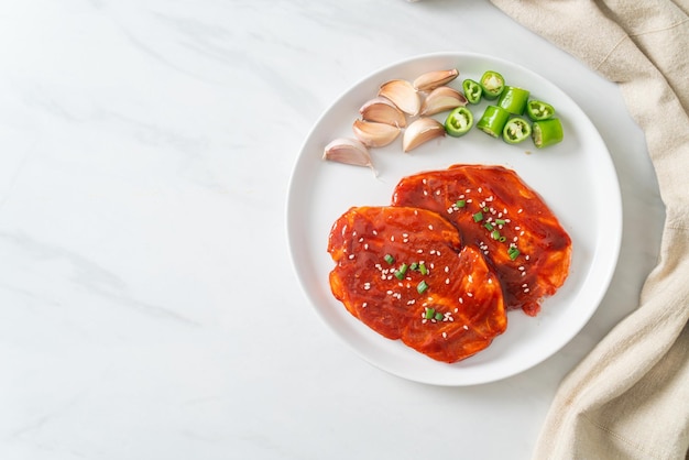 Porc coréen mariné ou porc frais cru mariné avec de la pâte épicée coréenne pour griller à la coréenne