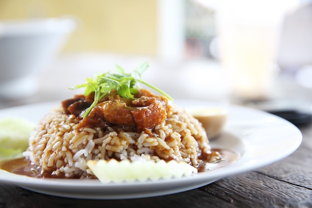 Porc croustillant de riz de cuisine thaïlandaise locale sur le fond en bois