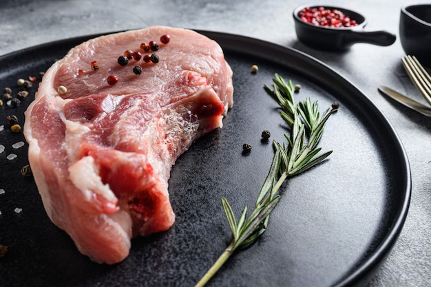 Porc cru dans une poêle griller avec des herbes