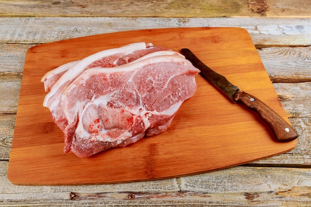 Porc cru frais sur une planche à découper