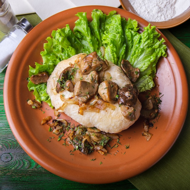 Photo le porc cuit au four en pâte feuilletée aux champignons vue de dessus gros plan