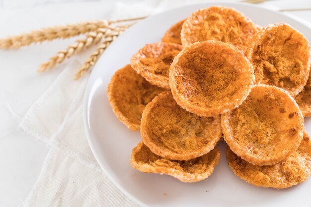 porc déchiqueté séché sur biscuit de riz