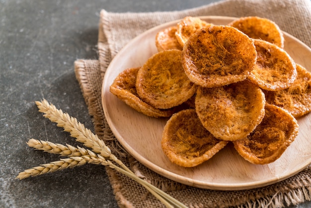 porc déchiqueté séché sur biscuit de riz