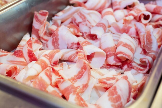 Le porc doux se glisse dans le plat Le porc rayé pour la casserole de shabu