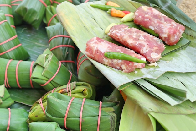 Porc enveloppé dans des feuilles de bananier