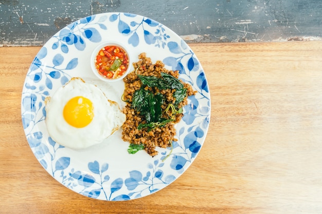 Porc épicé avec feuille de basilic et riz