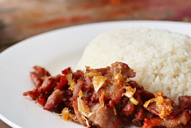 Porc frit à l&#39;ail garni de riz