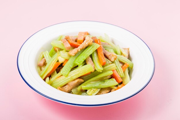 Porc frit de cuisine chinoise avec le céleri