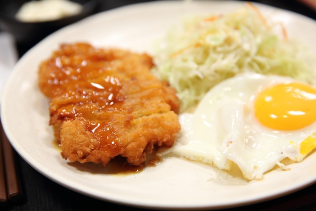 Porc frit japonais avec oeuf et sauce