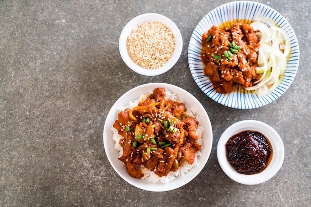 porc frit avec une sauce coréenne épicée (bulgogi) sur le riz