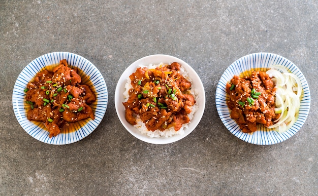 porc frit avec une sauce coréenne épicée (bulgogi) sur le riz