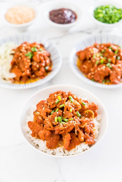 porc frit avec une sauce coréenne épicée (bulgogi) sur le riz