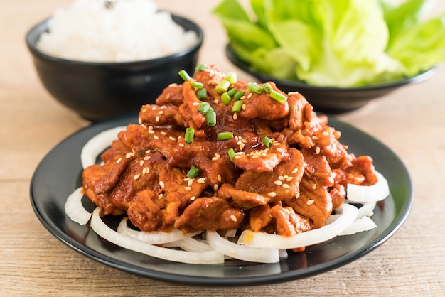 porc frit avec sauce coréenne épicée (bulgogi)