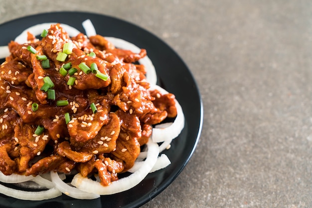 porc frit avec sauce coréenne épicée (bulgogi)