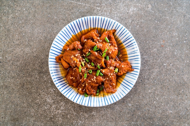 porc frit avec sauce coréenne épicée (bulgogi)