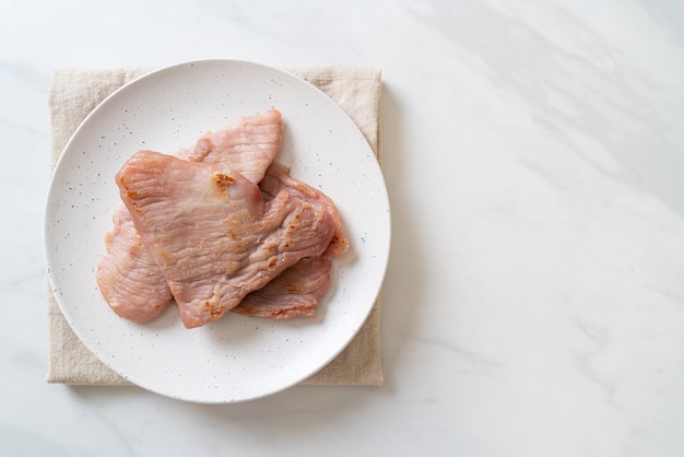 porc frit séché au soleil sur assiette