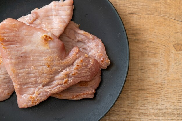 porc frit séché au soleil sur assiette