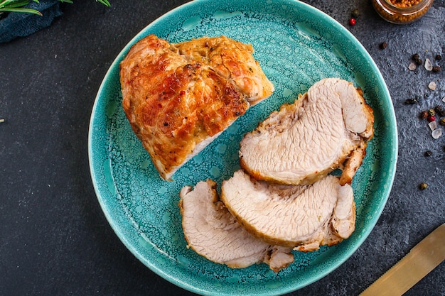 porc frit à la viande dans un filet à rôtir