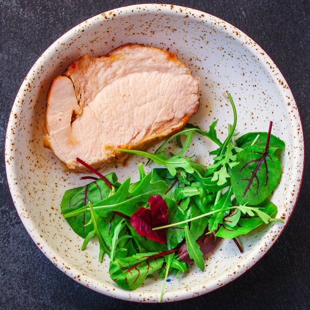 porc frit à la viande dans un filet à rôtir