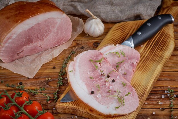 Porc fumé sur une planche, en bois