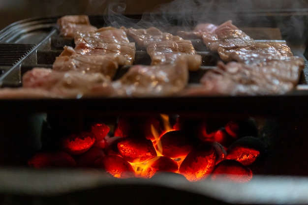 Photo porc grillé au charbon de bois