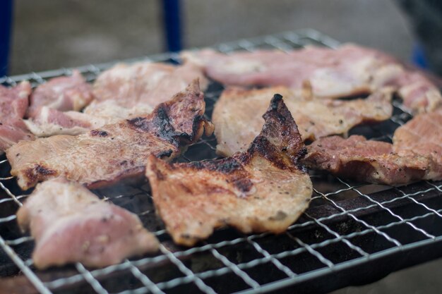 Porc grillé sur un brûleur