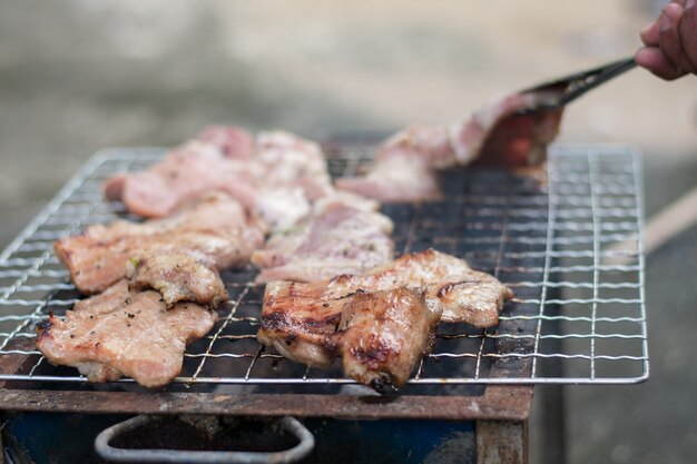 Porc grillé sur un brûleur