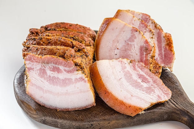 porc grillé fumé, saindoux avec viande, bacon, fond isolé blanc entier et tranché