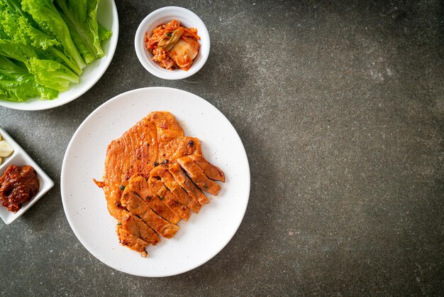 porc grillé sauce Kochujang mariné à la coréenne avec légumes et kimchi - cuisine coréenne