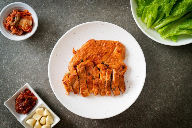 porc grillé sauce Kochujang mariné à la coréenne avec légumes et kimchi - cuisine coréenne