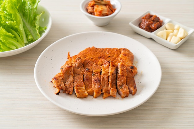 porc grillé sauce Kochujang mariné à la coréenne avec légumes et kimchi - cuisine coréenne
