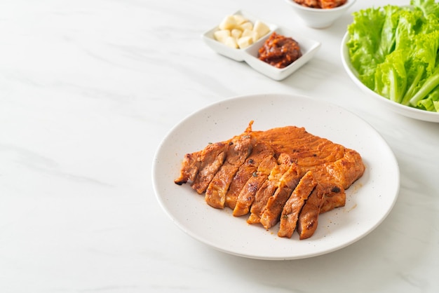 Porc grillé sauce Kochujang marinée à la coréenne avec légumes et kimchi