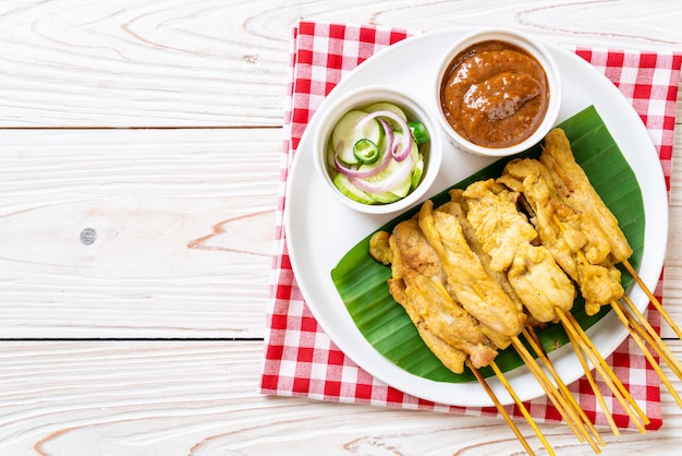 Porc grillé servi avec des sauces