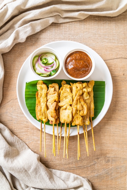 Porc grillé servi avec des sauces