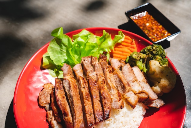 Porc grillé à la thaïlandaise avec riz et viande de légumes pour le dîner ou le déjeuner plats principaux