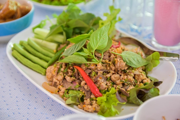Photo porc haché épicé aux piments rouges et légumes ou labmoo dans la cuisine thaïlandaise
