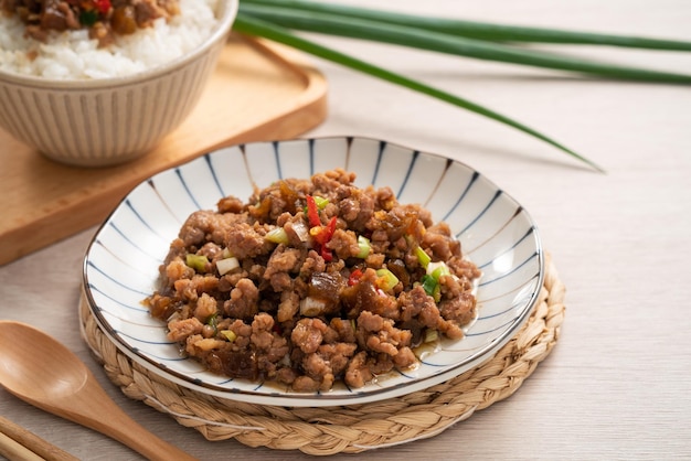 Porc haché frit taïwanais avec concombre mariné sur riz nommé GUA ZI ROU FAN