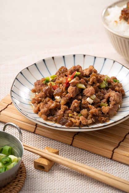 Porc haché frit taïwanais avec concombre mariné sur riz nommé GUA ZI ROU FAN