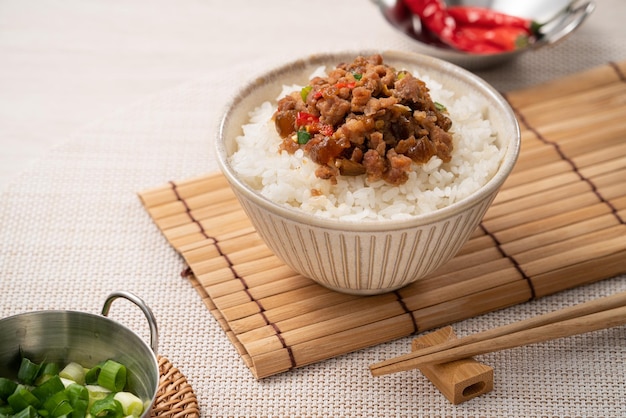 Porc haché frit taïwanais avec concombre mariné sur riz nommé GUA ZI ROU FAN