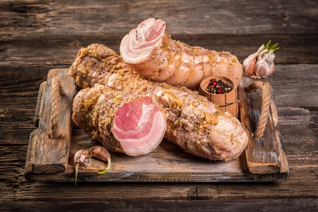 Porc sur une planche de bois Gros plan de bacon gras avec de l'ail et des épices graisse de saindoux maison selon l'ancienne recette