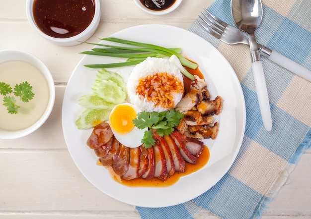 Porc rouge grillé en sauce avec du riz, porc rôti à la chinoise.