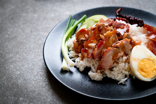 Porc rouge grillé en sauce sur riz garni