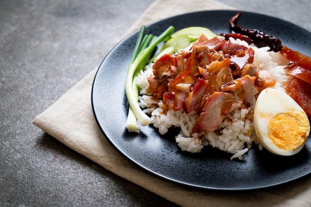 Porc rouge grillé en sauce sur riz garni