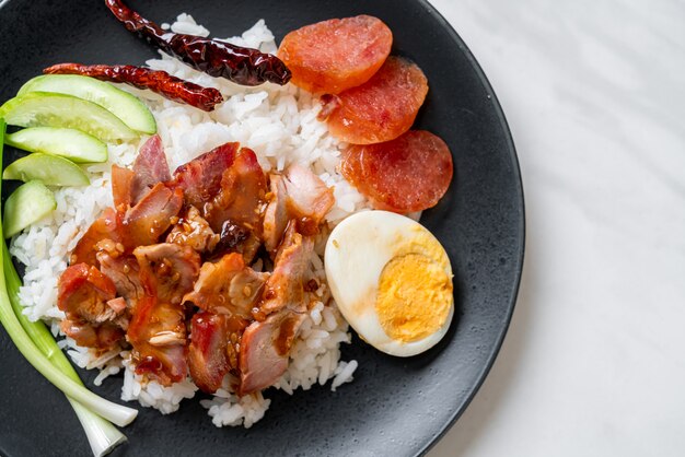 Porc rouge grillé en sauce sur riz garni