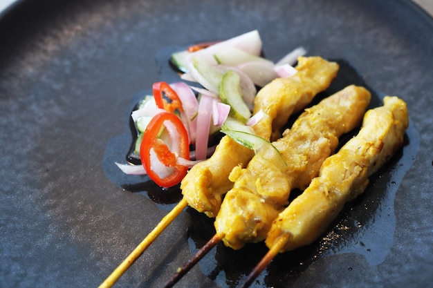 Porc Satay sur le plat noir