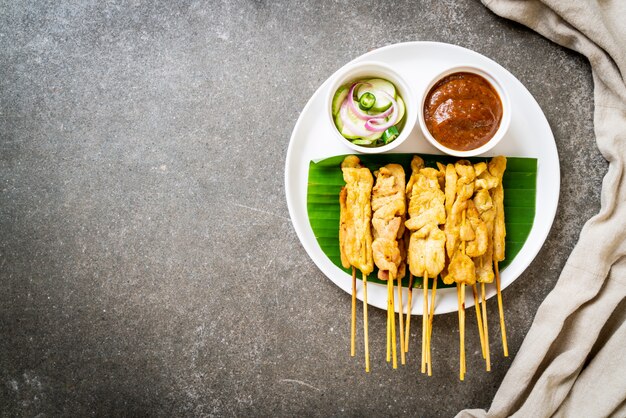 Porc satay - Porc grillé servi avec sauce aux arachides ou sauce aigre-douce