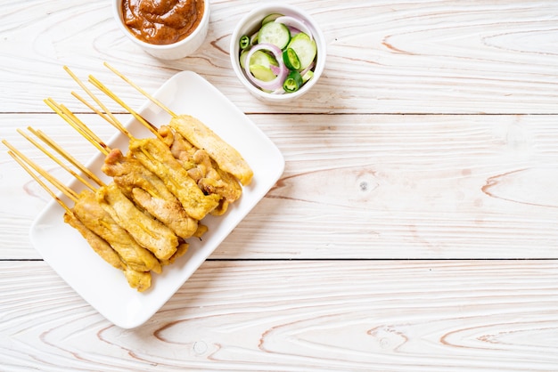 Porc satay - Porc grillé servi avec sauce aux arachides ou sauce aigre-douce